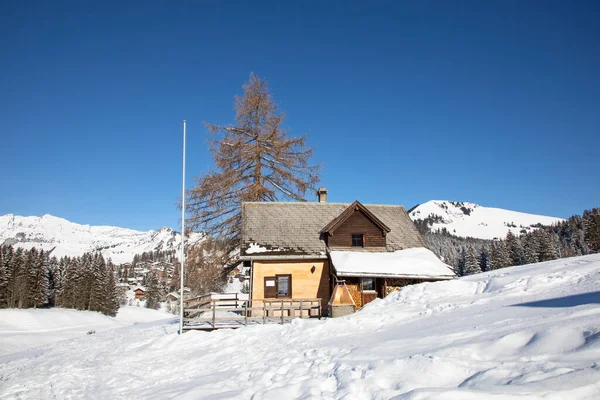 スイスのアルプスの冬 スイスのザンクトガレンのアムデン州に近いArvenbuel村 — ストック写真
