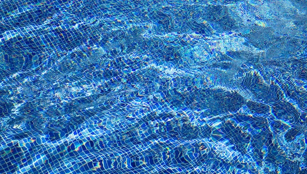 Hermoso Agua Clara Piscina Que Refleja Sol — Foto de Stock