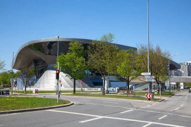 MÜZİK - 20 Nisan 2019 Münih, Almanya 'daki ünlü otomobil üreticisi BMW Genel Merkezi ve Müzesi. 