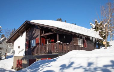 İsviçre Alplerinde kış, İsviçre 'nin St. Gallen kantonu yakınlarındaki Arvenbuel köyü.