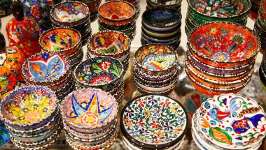 Grand Bazaar 'da geleneksel Türk seramikleri