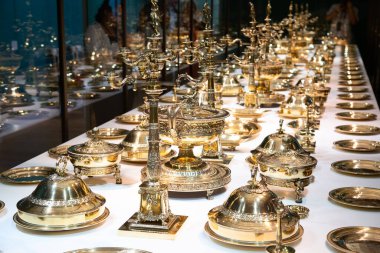Altın ve gümüşten yapılmış ortaçağ mutfak eşyaları.