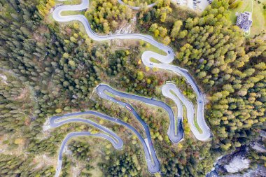 İsviçre ve İtalya 'yı birbirine bağlayan Maloja Geçidi' nin virajlı yolu