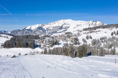 İsviçre Alplerinde kış, İsviçre 'nin St. Gallen kantonu yakınlarındaki Arvenbuel köyü.