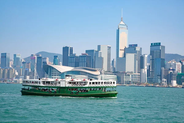 4月1日 2017年4月1日在中国香港离开九龙码头 香港渡轮已在维多利亚港营运120多年 是香港最主要的旅游景点之一 — 图库照片