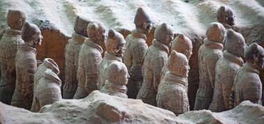 XIAN, Çin - 8 Ekim 2017: Xi 'an, Çin' deki ünlü Terracotta Ordusu. Çin 'in ilk imparatoru Qin Shi Huang' ın mozolesinde zırhlı adam ve at heykelleri koleksiyonu var..