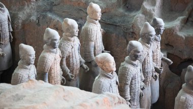 XIAN, Çin - 8 Ekim 2017: Xi 'an, Çin' deki ünlü Terracotta Ordusu. Çin 'in ilk imparatoru Qin Shi Huang' ın mozolesinde zırhlı adam ve at heykelleri koleksiyonu var..