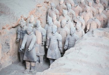 XIAN, Çin - 8 Ekim 2017: Xi 'an, Çin' deki ünlü Terracotta Ordusu. Çin 'in ilk imparatoru Qin Shi Huang' ın mozolesinde zırhlı adam ve at heykelleri koleksiyonu var..
