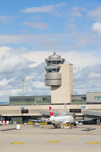 Torre de controle do aeroporto de Zurique — Fotografia de Stock