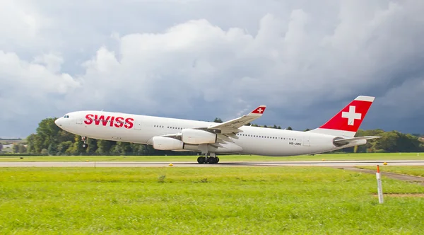 Zwitserse luchtvaartmaatschappijen Airbus in Zurich Airport — Stockfoto