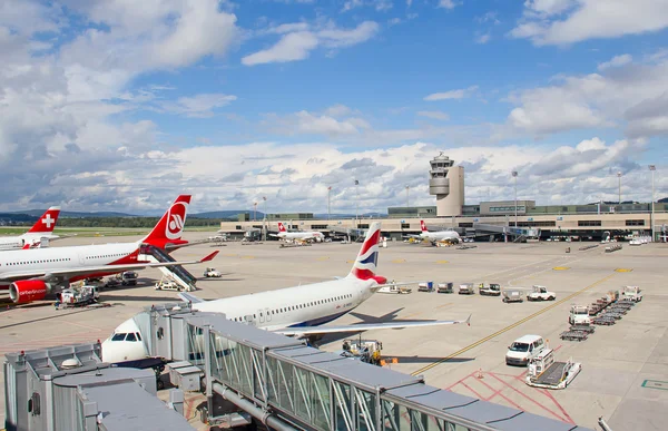 Aviones en Zurich Aeropuerto — Foto de Stock