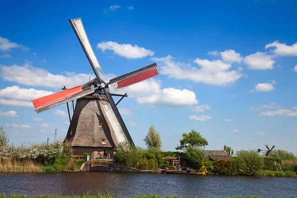 Moulin à vent hollandais traditionnel — Photo