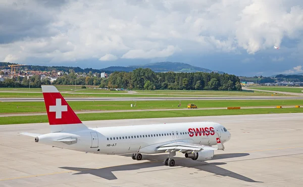 Švýcarské aerolinie Airbus na letiště v Curychu — Stock fotografie