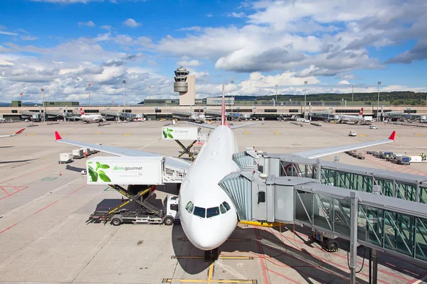 Ελβετική airlines Airbus στο αεροδρόμιο της Ζυρίχης — Φωτογραφία Αρχείου
