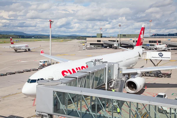 Compagnie aeree svizzere Airbus all'aeroporto di Zurigo — Foto Stock
