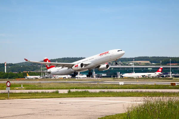 A-340 schweizer Luft — Stockfoto