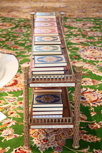 Books in Sheikh Zayed mosque — Stock Photo, Image