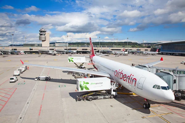 Compagnie aeree svizzere Airbus all'aeroporto di Zurigo — Foto Stock