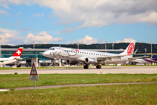 Østerrikeren Niki tar av på Zurich flyplass. – stockfoto