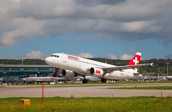 Compagnie aeree svizzere Airbus all'aeroporto di Zurigo — Foto Stock