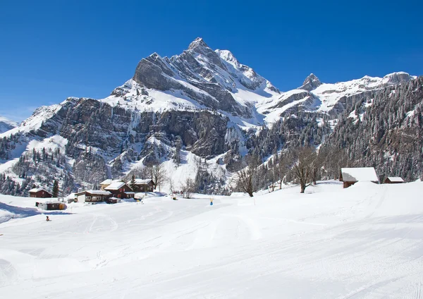 Invierno en los Alpes suizos — Foto de Stock