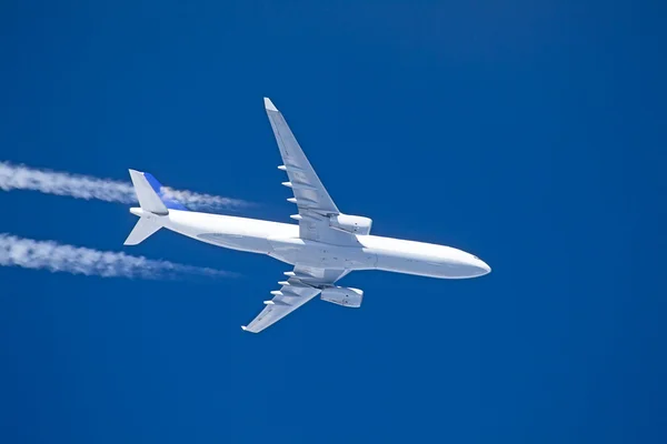 Avião comercial — Fotografia de Stock