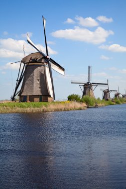 Doğal yakınındaki antik yel değirmenleri