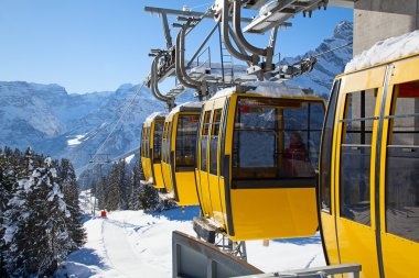 Ski lift İsviçre Alpleri'nde