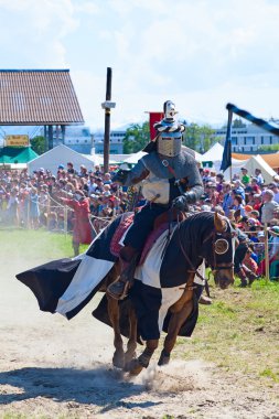 Adam atlı şövalye zırh
