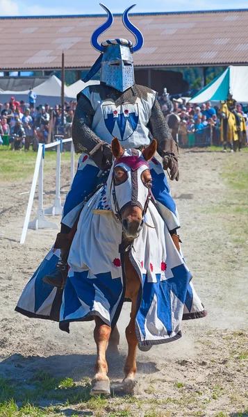 Man in knight armor op het paard — Stockfoto