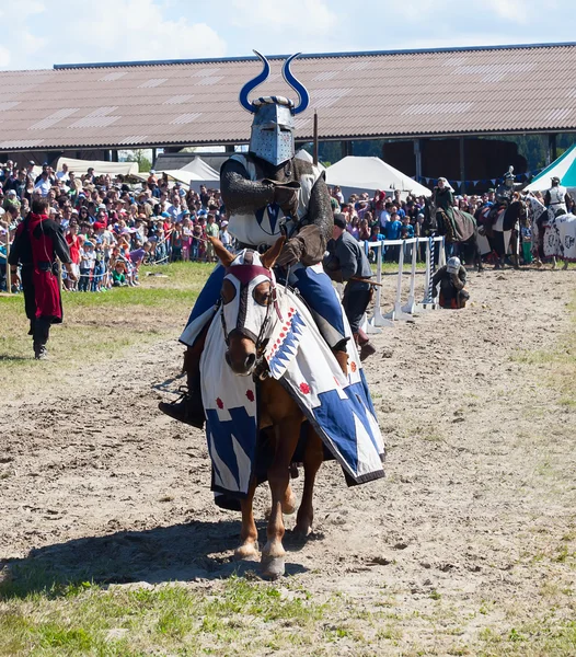 Homme en armure de chevalier sur le cheval — Photo