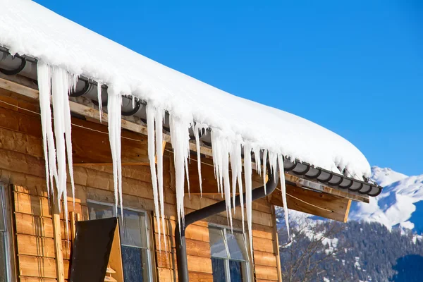 Icicles on the roof of house — Stock Photo, Image