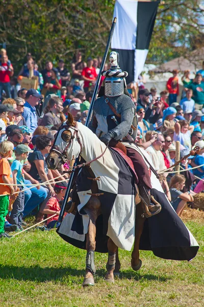 Uomo in armatura da cavaliere a cavallo — Foto Stock