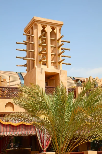 Vieux Dubaï avec tour éolienne classique — Photo