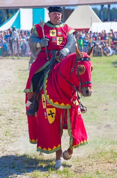 Homme en armure de chevalier sur le cheval — Photo