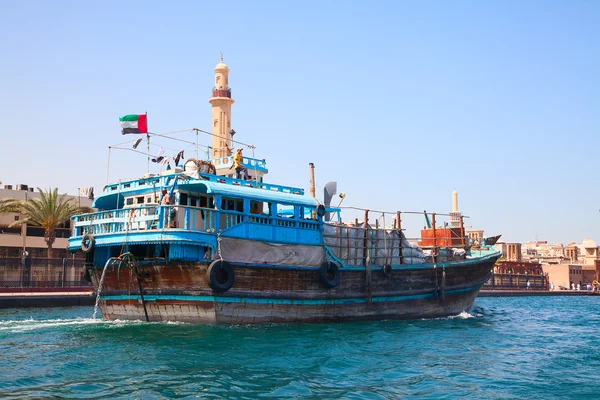 Паромная лодка на реке Дубай — стоковое фото