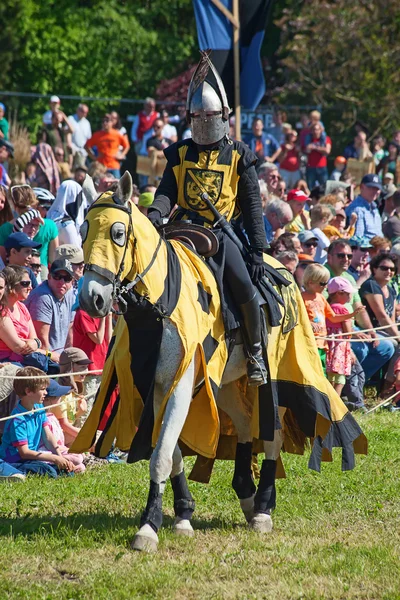 Man in knight armor op het paard — Stockfoto