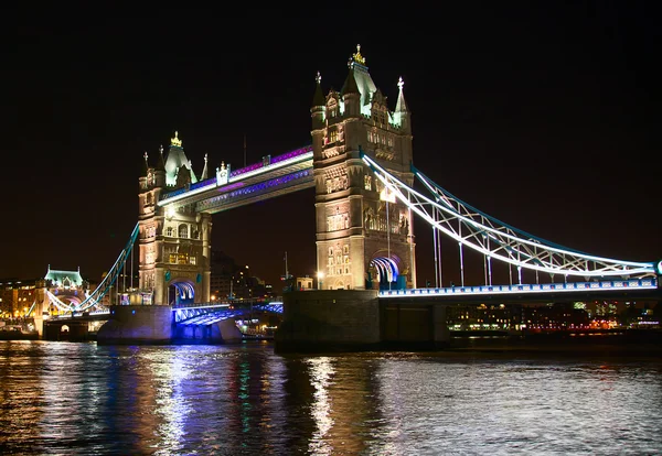 Tower Bridge 's nachts — Stockfoto