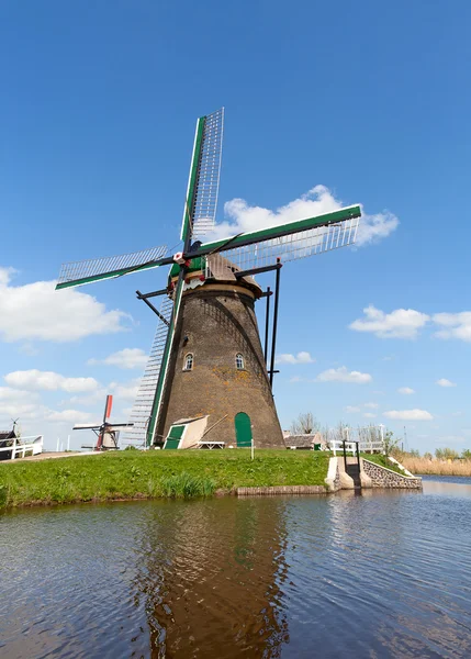 Molinos de viento antiguos cerca de Kinderdijk — Foto de Stock