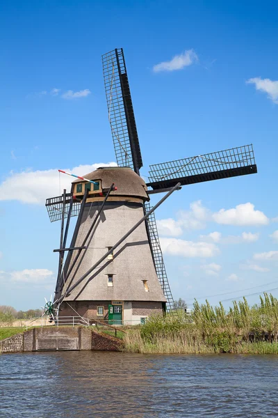 Antiguo molino de viento cerca de Kinderdijk — Foto de Stock