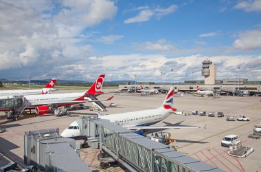 Zürih Havaalanı'nda uçak