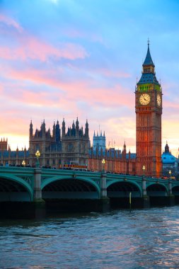 Londra 'daki Big Ben saat kulesi.