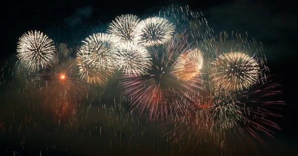 Fuegos artificiales en el cielo oscuro —  Fotos de Stock