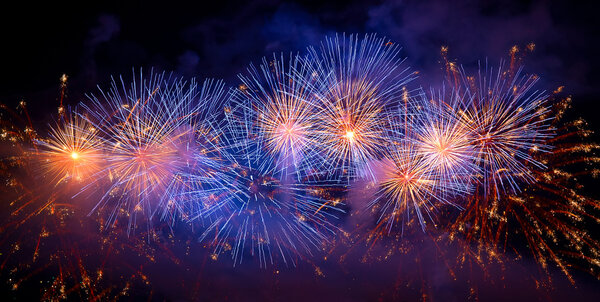 Фейерверк в темном небе
