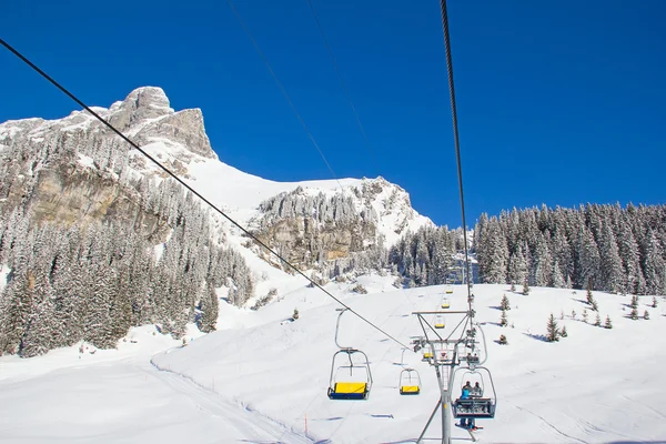 Invierno en los Alpes suizos — Foto de Stock