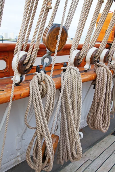 Oude scheepsvoorraden masten — Stockfoto