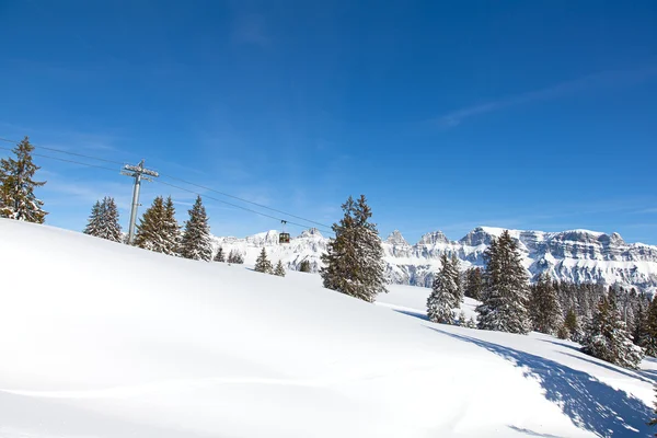 L'hiver dans les Alpes suisses — Photo