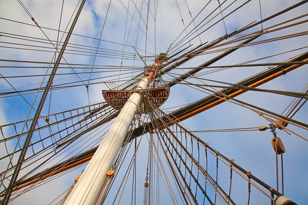 Oude scheepsvoorraden masten — Stockfoto