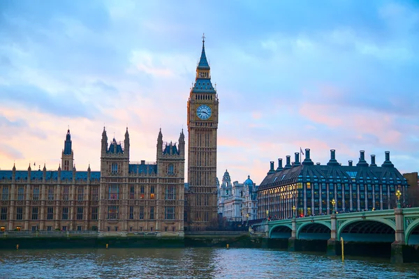 Башня с часами Биг Бен в Лондоне — стоковое фото