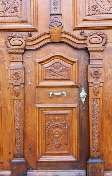 Porte en bois de l'abbaye catholique romaine — Photo